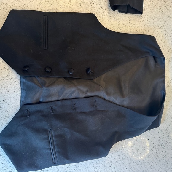 Boys 5-piece tuxedo (size 8) - Picture 4 of 9